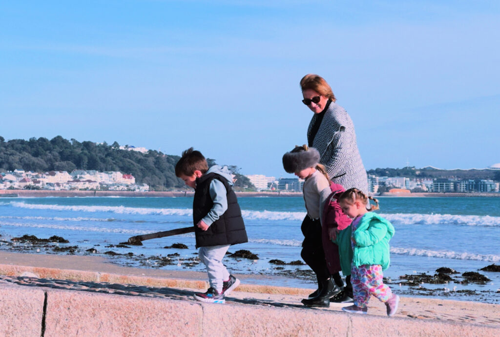 Mum - children - Beach
